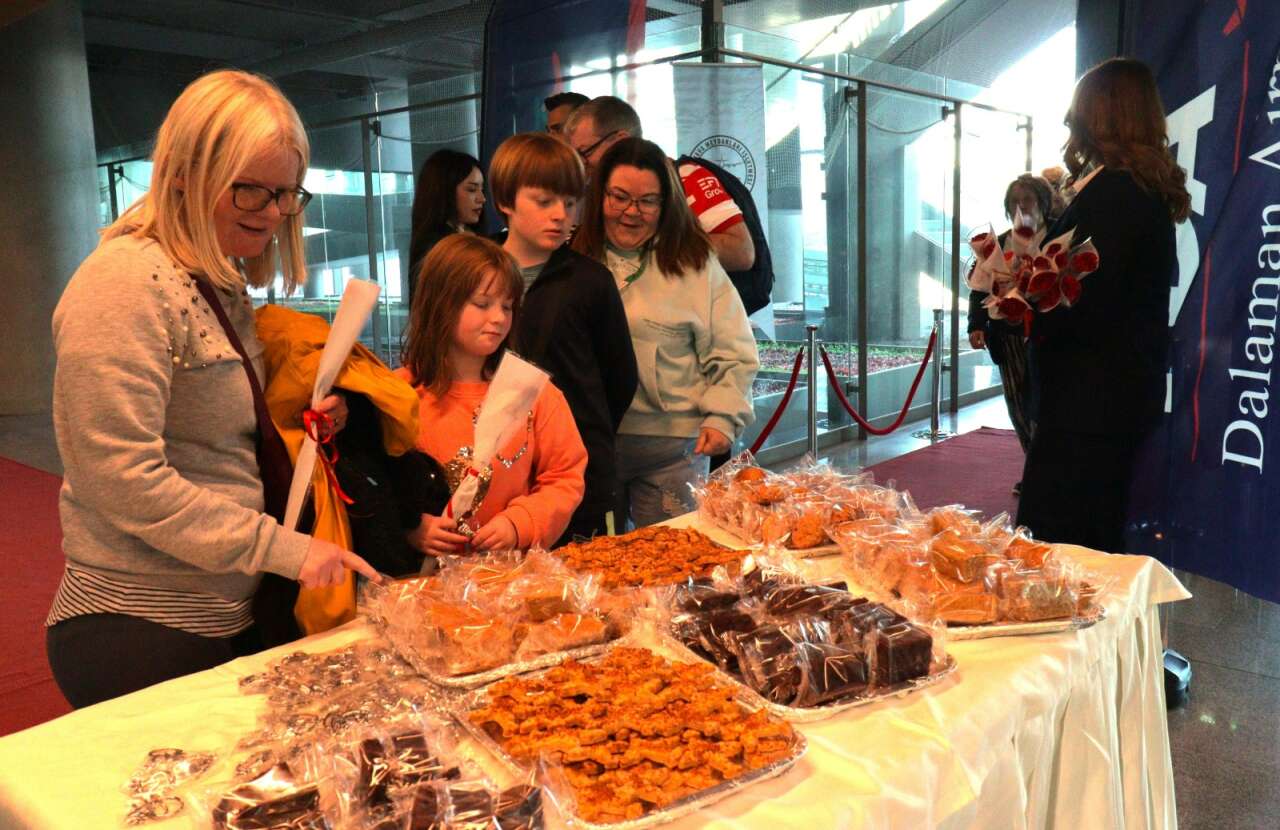 “Dalaman’da Turizm Sezonu Jet Hızıyla Açıldı: İlk Uçuşta 189 Turist Coşkuyla Karşılandı” 2